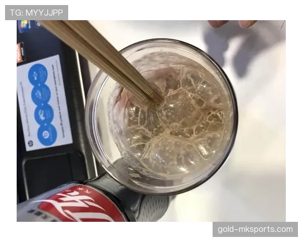 覃海洋家的冰箱里塞满了蛋白粉，连饮料都喝不进去了